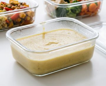 Creme de couve-flor servido em recipiente de vidro